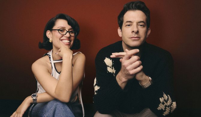 Mark Ronson i RAYE prezentują nowy singiel „Suzanne”