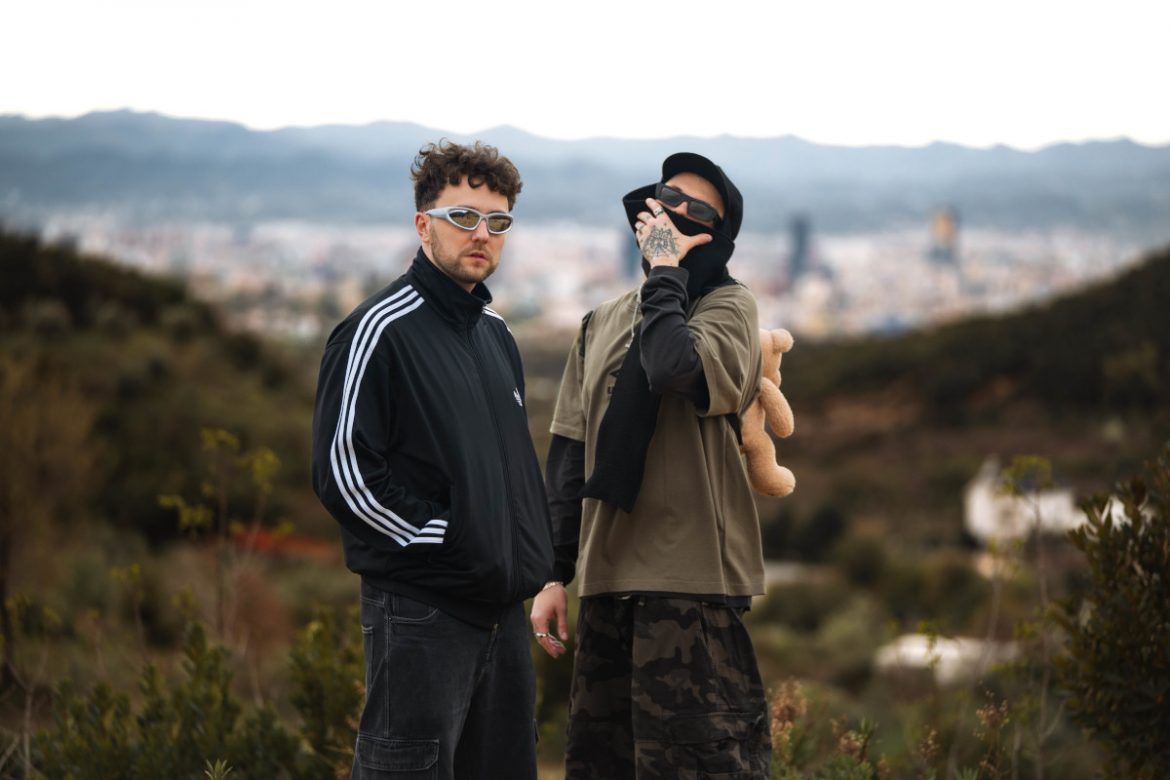 Plus i PlanBe pod pomarańczowym niebem