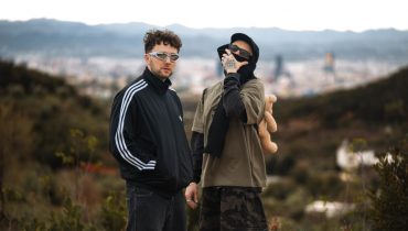 Plus i PlanBe pod pomarańczowym niebem