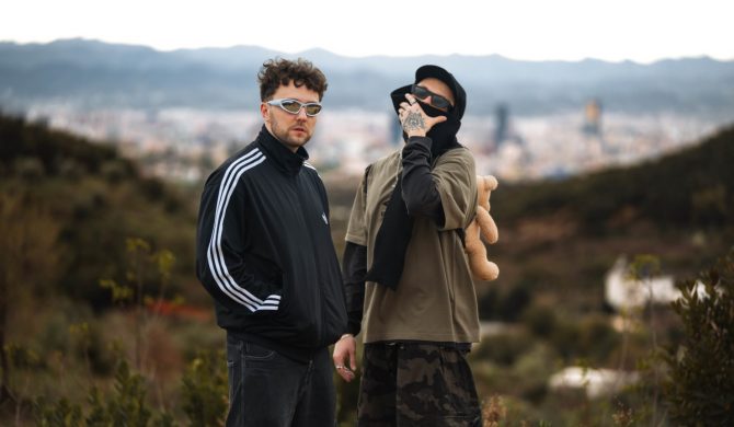 Plus i PlanBe pod pomarańczowym niebem