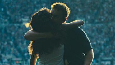 Sam Fender świętuje wyprzedane koncerty stadionowe duetem z Olivią Dean