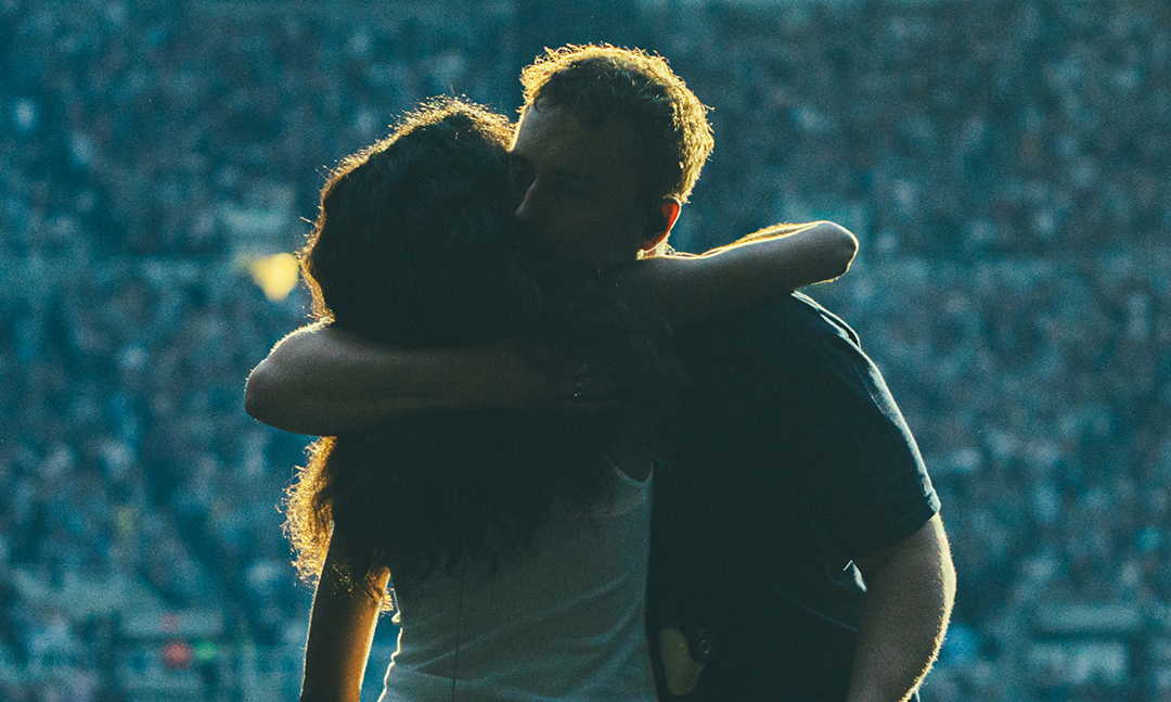 Sam Fender świętuje wyprzedane koncerty stadionowe duetem z Olivią Dean