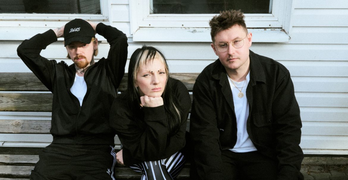 kuqe 2115 gościnnie w nowym singlu Sarsy