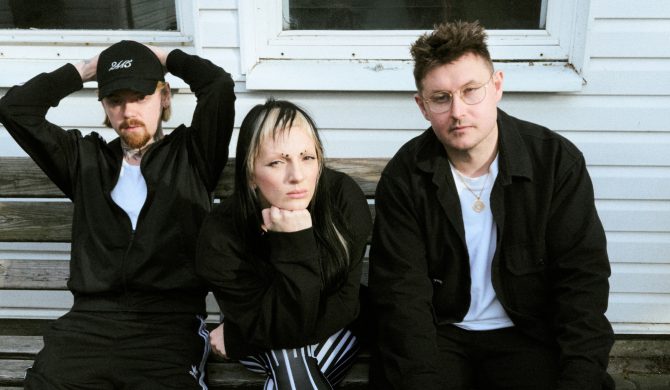 kuqe 2115 gościnnie w nowym singlu Sarsy