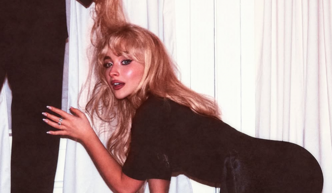 Sabrina Carpenter odpowiada na zarzuty o „uprzedmiotowienie kobiet” na okładce albumu: „Mam na to wyje**ne”