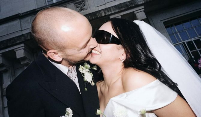 Charli XCX pokazała zdjęcia ze ślubu z George’em Danielem