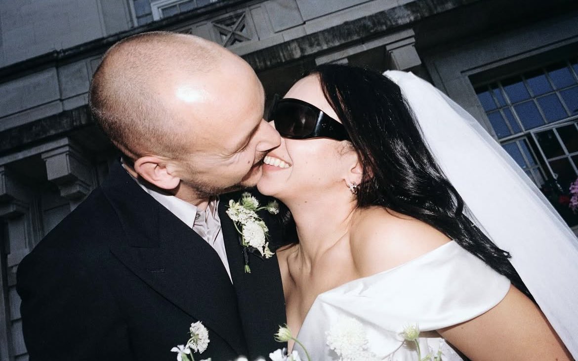 Charli XCX pokazała zdjęcia ze ślubu z George’em Danielem