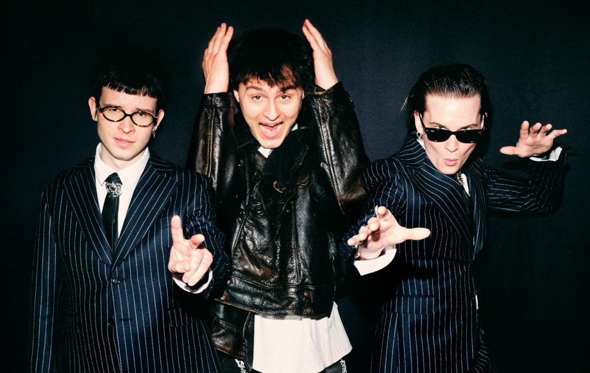 Fukaj i Kacperczyk w nowym singlu „Potwory z szafy”