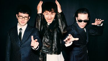 Fukaj i Kacperczyk w nowym singlu „Potwory z szafy”