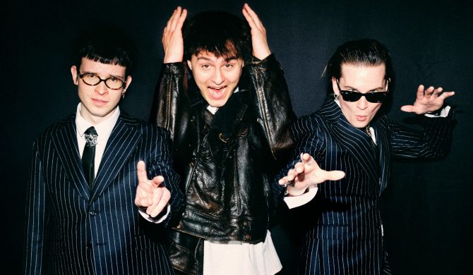 Fukaj i Kacperczyk w nowym singlu „Potwory z szafy”