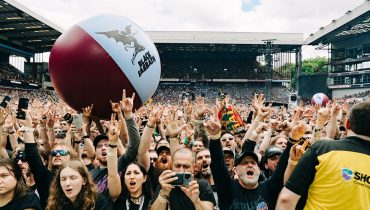 77-letni perkusista Black Sabbath wystąpił na ostatnim koncercie bez koszulki. Koledzy go wyśmiali