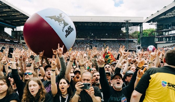 77-letni perkusista Black Sabbath wystąpił na ostatnim koncercie bez koszulki. Koledzy go wyśmiali