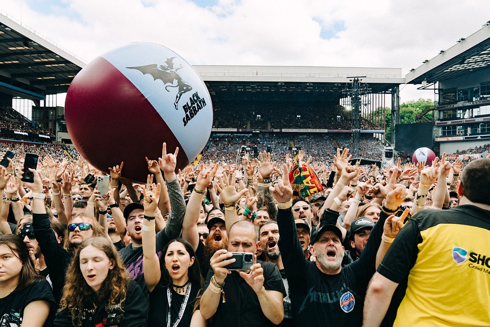 77-letni perkusista Black Sabbath wystąpił na ostatnim koncercie bez koszulki. Koledzy go wyśmiali