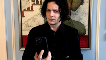 Jack White dostał pierwszy telefon komórkowy w życiu. To prezent na 50. urodziny