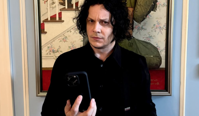 Jack White dostał pierwszy telefon komórkowy w życiu. To prezent na 50. urodziny