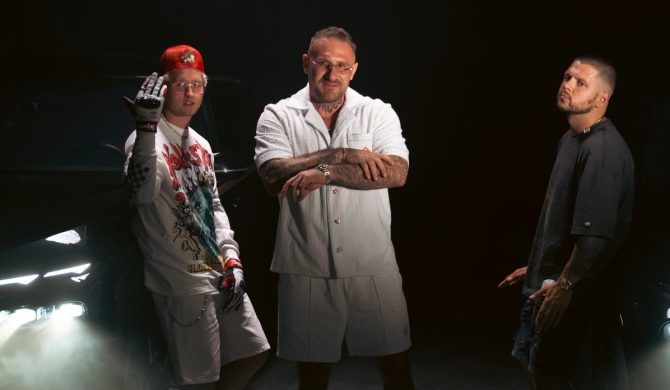 „Jestem naprawdę zajęty (kręcę skręty), po prostu nie chciałem żyć w nędzy” – Kizo, Kaz Bałagane i Young Igi we wspólnym kawałku