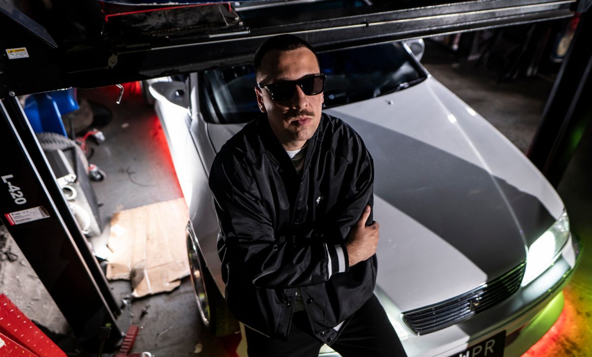 Świat szybkich samochodów i nocnych wyścigów w nowym klipie Aviego