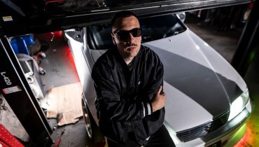 Świat szybkich samochodów i nocnych wyścigów w nowym klipie Aviego