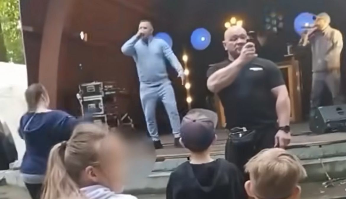 Bajorson i Dawid Obserwator „lecą Bailando” przed gromadką zdezorientowanych dzieci