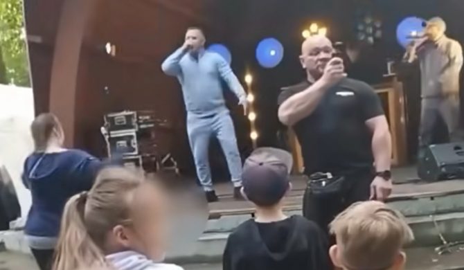 Bajorson i Dawid Obserwator „lecą Bailando” przed gromadką zdezorientowanych dzieci