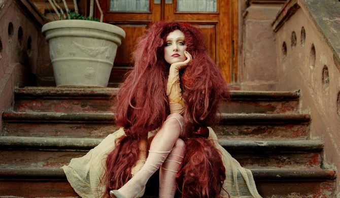 Chappell Roan zrzuca w nowym klipie swoje słynne rude włosy