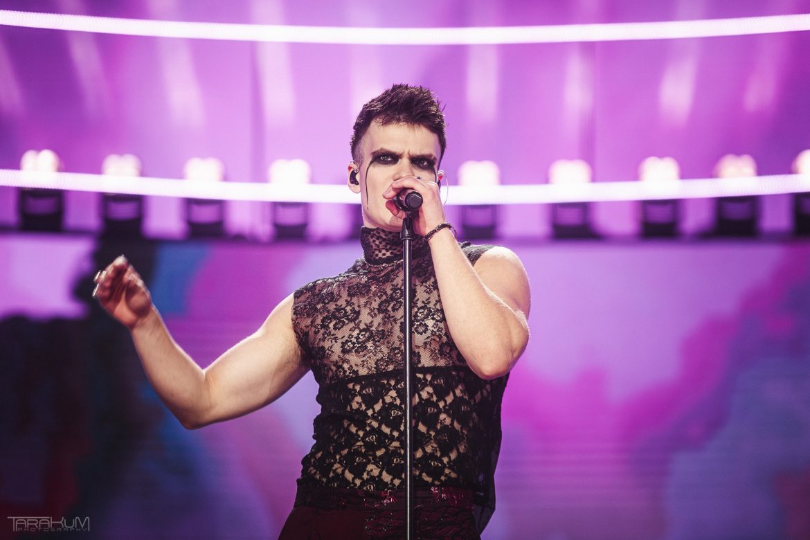 Dlaczego syn Krzysztofa Cugowskiego nie używa nazwiska swojego ojca? Chris tłumaczy swój dlaczego występuję pod pseudonimem