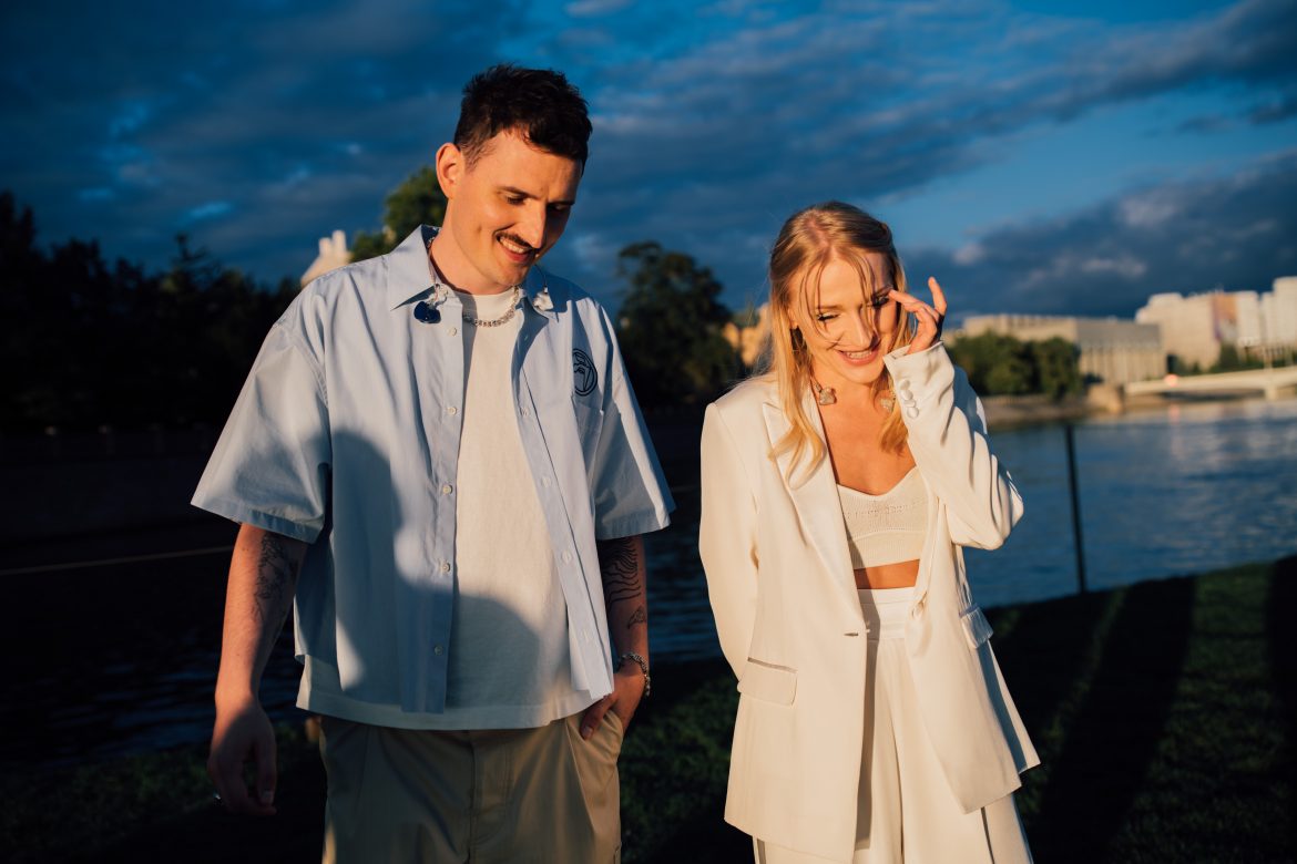 Dawid Podsiadło i Kaśka Sochacka z utworem „Nadprzestrzenie” na barce we Wrocławiu