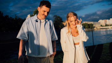 Dawid Podsiadło i Kaśka Sochacka z utworem „Nadprzestrzenie” na barce we Wrocławiu