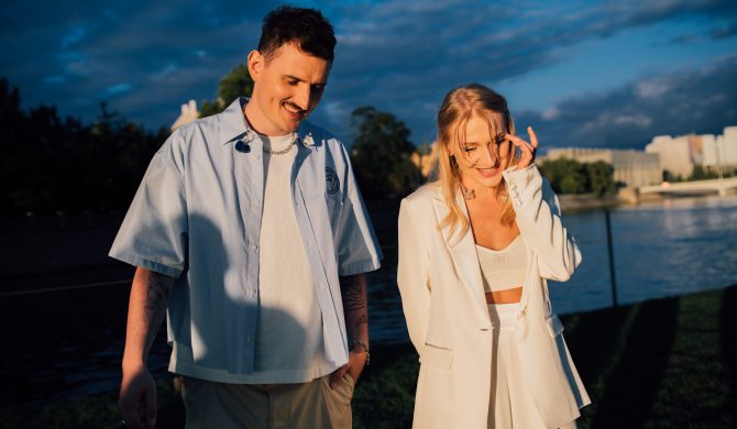 Dawid Podsiadło i Kaśka Sochacka z utworem „Nadprzestrzenie” na barce we Wrocławiu