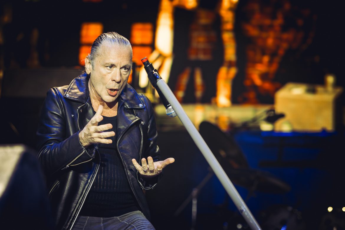 Bruce Dickinson zaśpiewał klasyk Judas Priest z ulicznym muzykiem