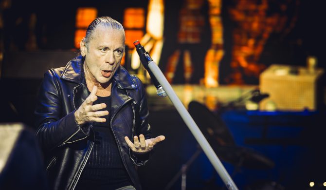 Bruce Dickinson zaśpiewał klasyk Judas Priest z ulicznym muzykiem