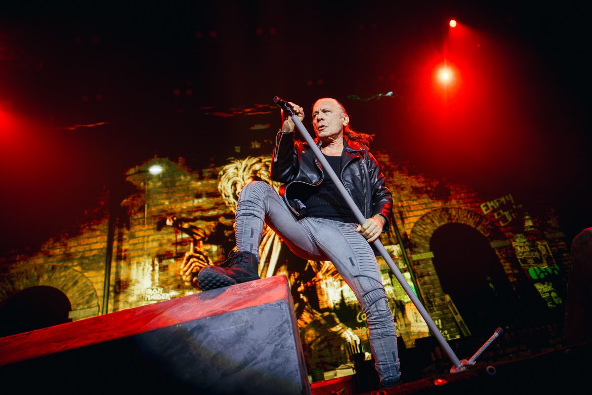 Wokalista Iron Maiden zaśpiewał amerykański hymn przed meczem NFL