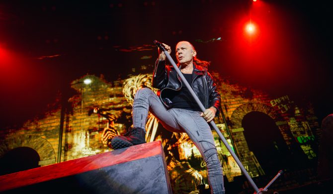 Iron Maiden wprowadzili do sprzedaży limitowaną koszulkę z polskimi motywami