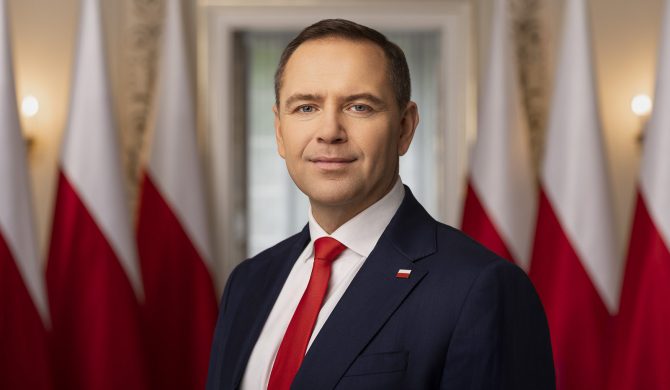 Karol Nawrocki odpowiada Waldemarowi Żurkowi cytatem z Paktofoniki: „Nie jesteś Bogiem, uświadom to sobie, sobie”