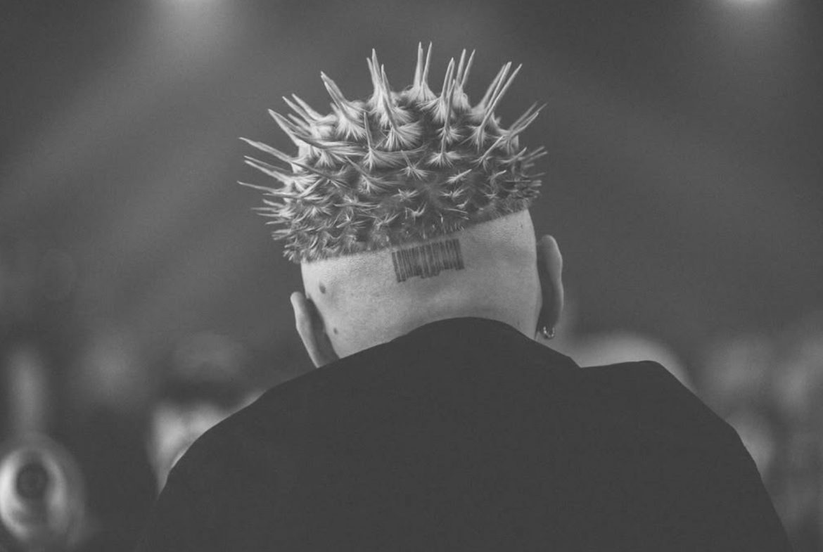 Kto stoi za ikoniczną fryzurą OKIego? Stylistka żąda uznania i creditsów