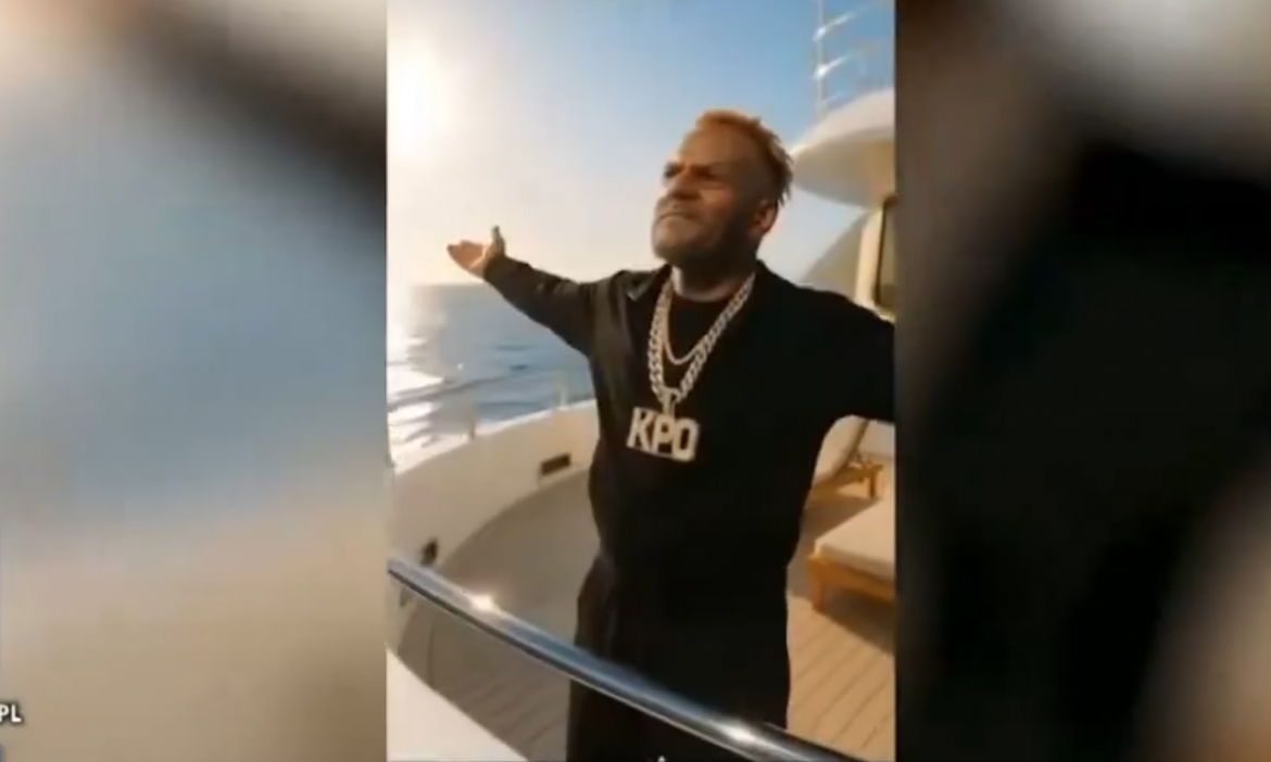 TV Republika zrobiła z Donalda Tuska czarnoskórego rapera, który ma „niemieckie papiery” i łańcuch z napisem KPO