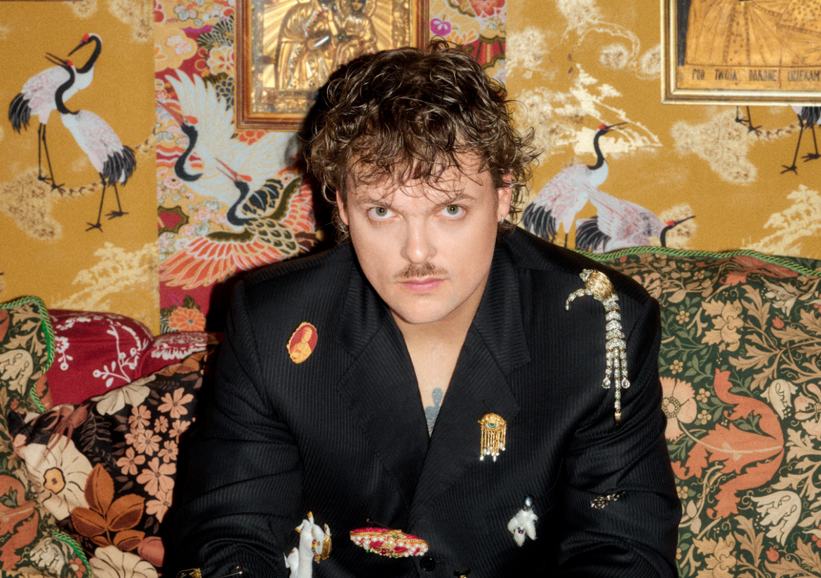 Błażej Król prezentuje nowy singiel „Chcesz to leć” i rusza z preorderem albumu „Popiół”