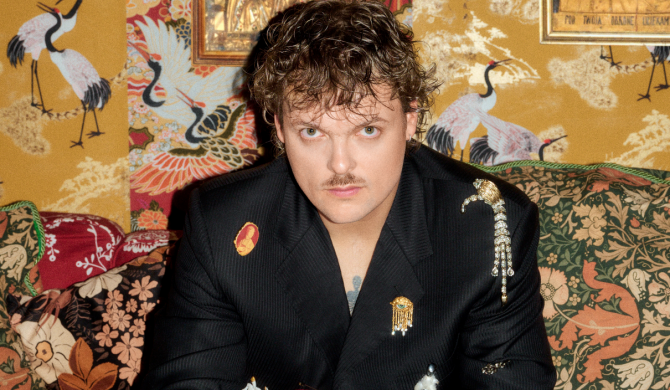 Błażej Król prezentuje nowy singiel „Chcesz to leć” i rusza z preorderem albumu „Popiół”