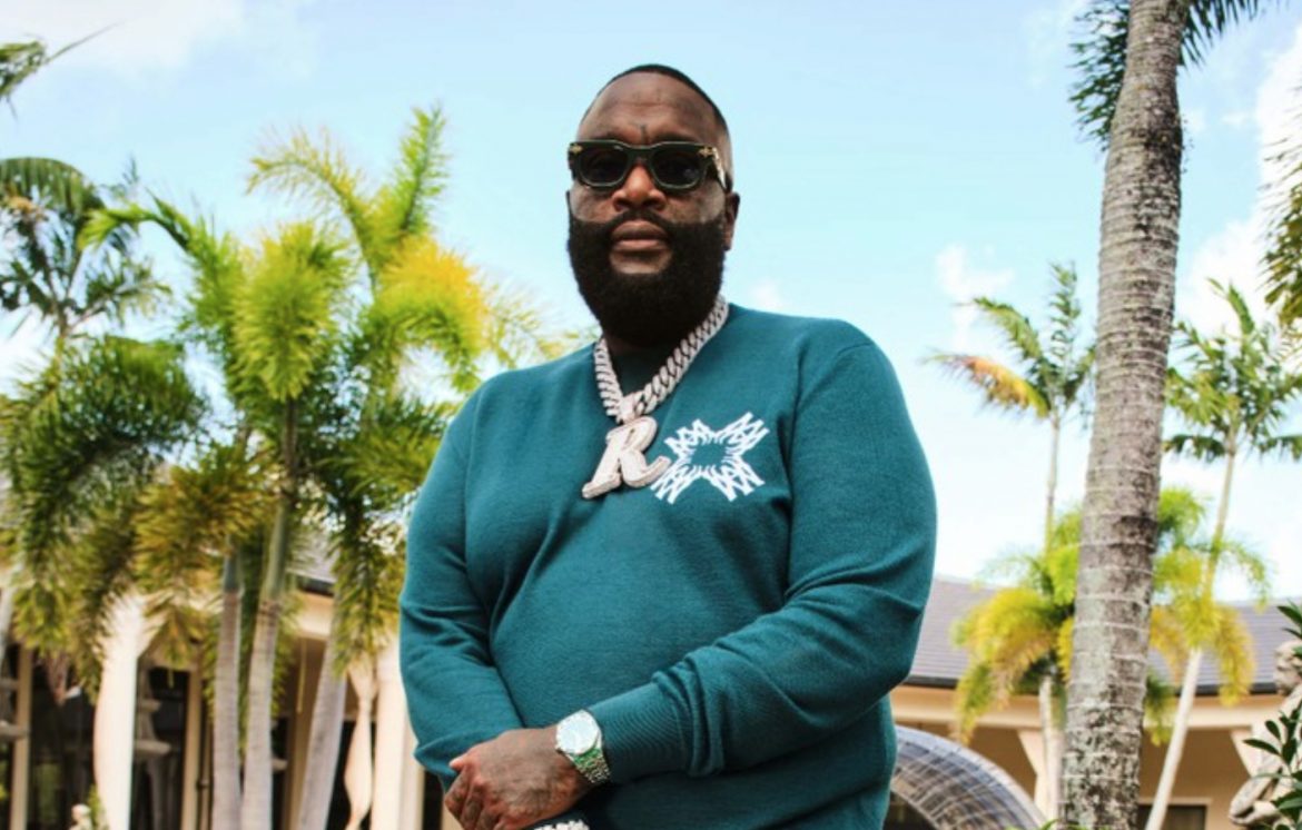 Rick Ross uderza w 50 Centa: „Jeśli jego syn potrzebuje pomocy, mogę mu kupić psa”