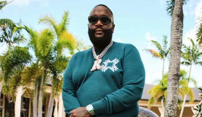 Rick Ross uderza w 50 Centa: „Jeśli jego syn potrzebuje pomocy, mogę mu kupić psa”