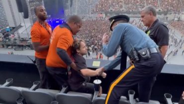 Fan masturbował się na koncercie Korna i SOAD. Innemu słuchaczowi się to nie spodobało, więc podszedł i z uderzył go z całej siły w głowę