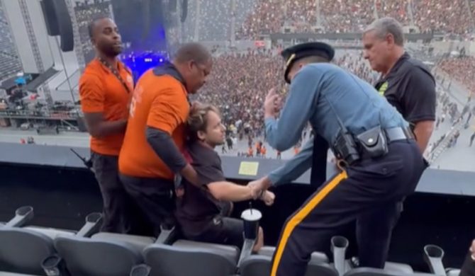 Fan masturbował się na koncercie Korna i SOAD. Innemu słuchaczowi się to nie spodobało, więc podszedł i z uderzył go z całej siły w głowę