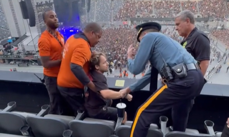 Fan masturbował się na koncercie Korna i SOAD. Innemu słuchaczowi się to nie spodobało, więc podszedł i z uderzył go z całej siły w głowę