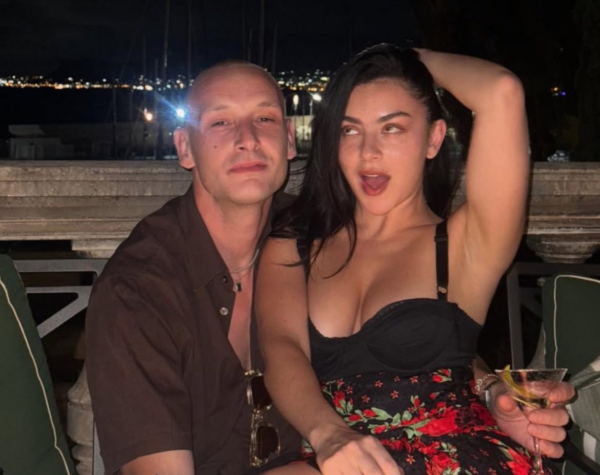 Charli XCX i perkusista The 1975 po raz drugi powiedzieli sobie „tak”. Romantyczne wesele na Sycylii