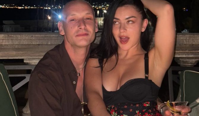 Charli XCX i perkusista The 1975 po raz drugi powiedzieli sobie „tak”. Romantyczne wesele na Sycylii