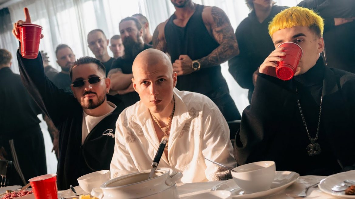 „Pokolorowana wódka w plastikowych kubkach, tak leci, leci mój life” – Szpaku i Mata w nowym singlu Deemza