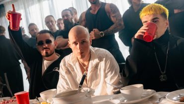 „Pokolorowana wódka w plastikowych kubkach, tak leci, leci mój life” – Szpaku i Mata w nowym singlu Deemza