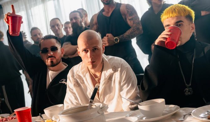 „Pokolorowana wódka w plastikowych kubkach, tak leci, leci mój life” – Szpaku i Mata w nowym singlu Deemza