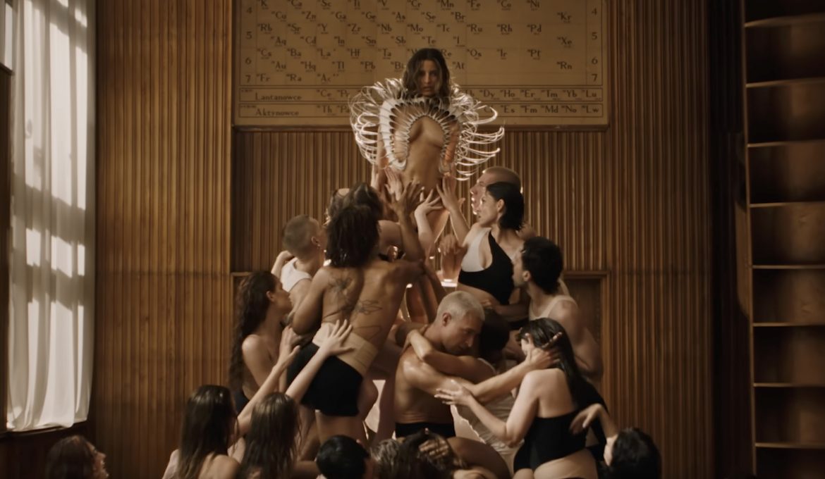 Julia Wieniawa w bardzo odważnym klipie do „Skoków w bok”. Premiera albumu „Światłocienie”