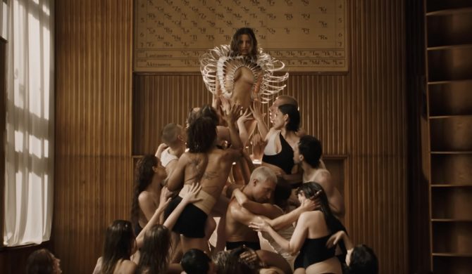 Julia Wieniawa w bardzo odważnym klipie do „Skoków w bok”. Premiera albumu „Światłocienie”